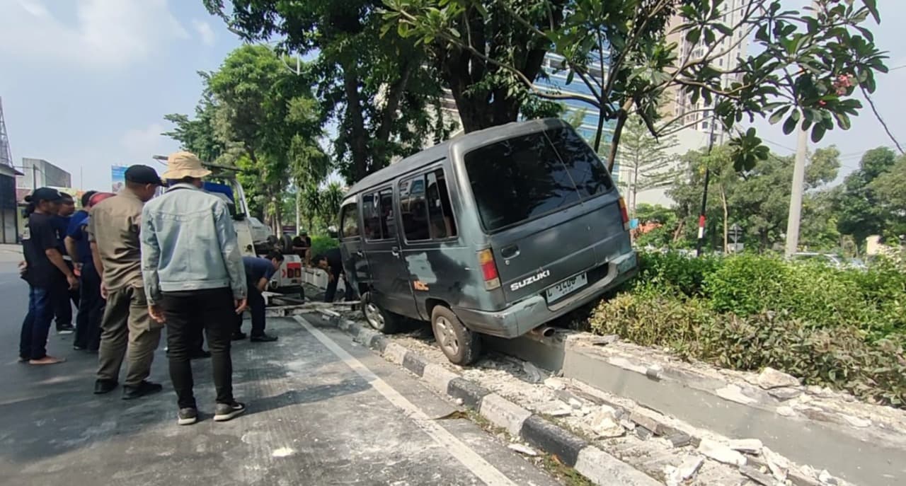 Pandangan Sopir Mendadak Gelap, Suzuki Carry Tabrak Taman Jalan Ahmad Yani