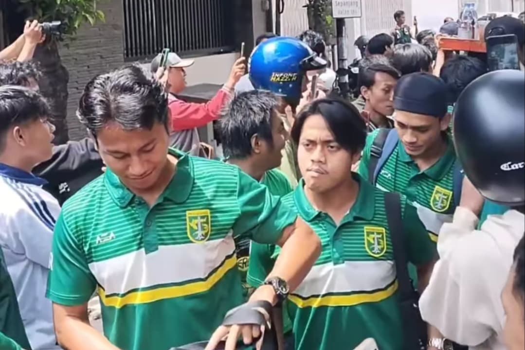 Ratusan Bonek Kawal Keberangkatan Persebaya Jelang Lawan Arema