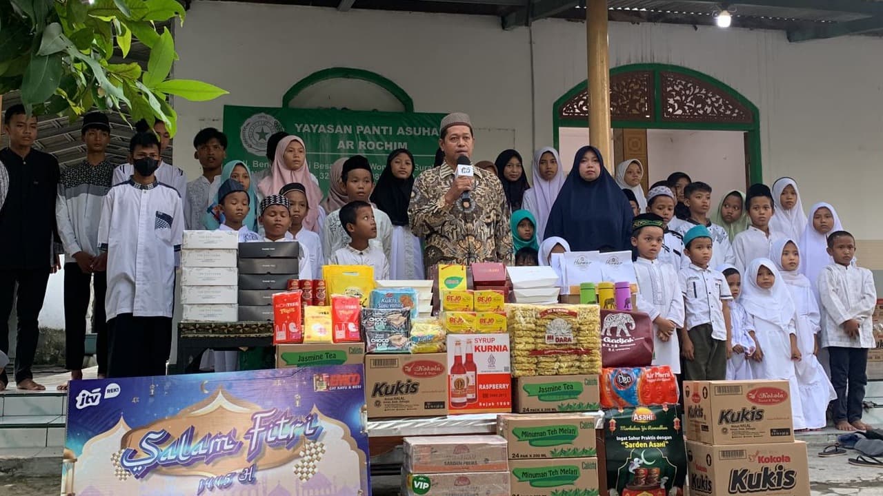 Berbagi kepada Sesama di Salam Fitri JTV