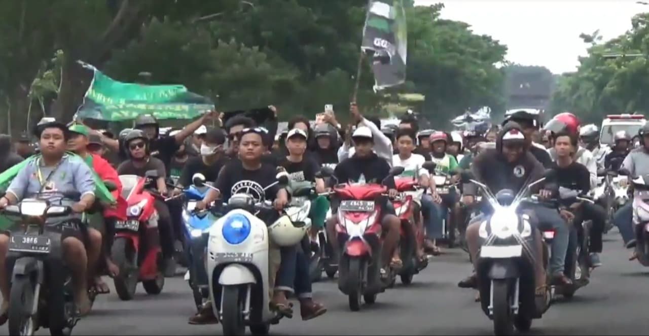 Kalahkan Arema FC, Bonek Konvoi Sambut Skuad Persebaya