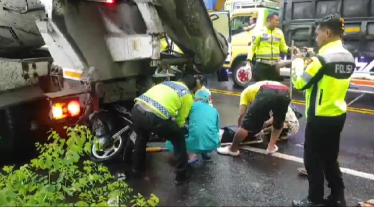 Tabrak Truk Molen, Pemotor Tewas di Jalur Poros Pantura Lamongan