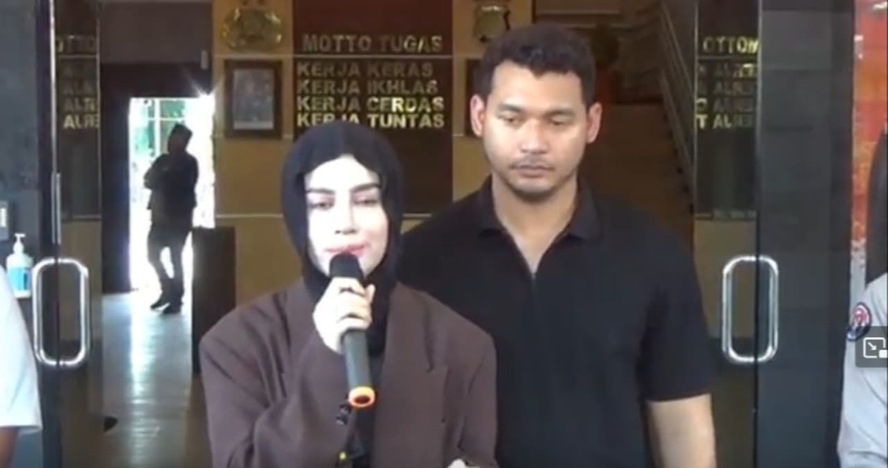 Sambil Menangis, Aghnia Minta Pengasuh Aniaya Anaknya Dihukum Berat