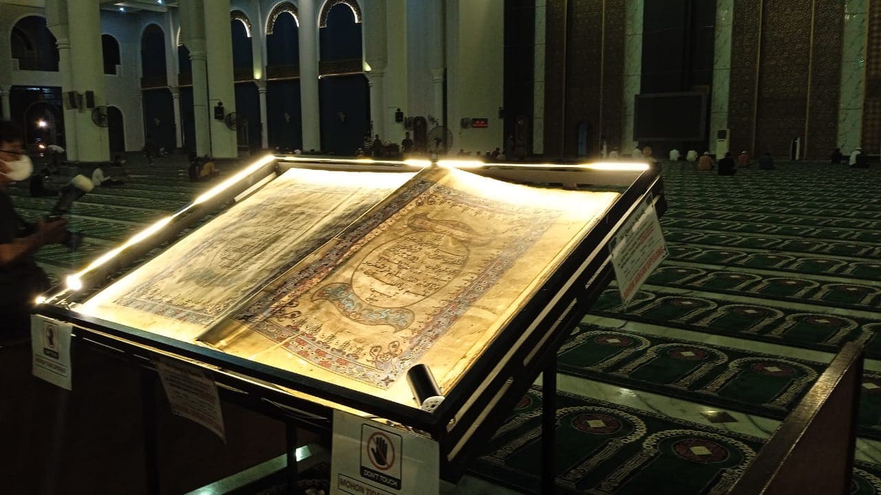 Sambut 10 Akhir Ramadhan, Al Qur'an 100 tahun Dipamerkan di Masjid Al-Akbar Surabaya