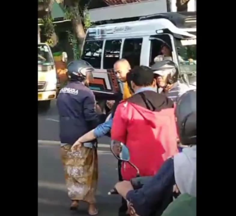 Hendak ke Sekolah, Guru Tewas Ditabrak Minibus di Pamekasan