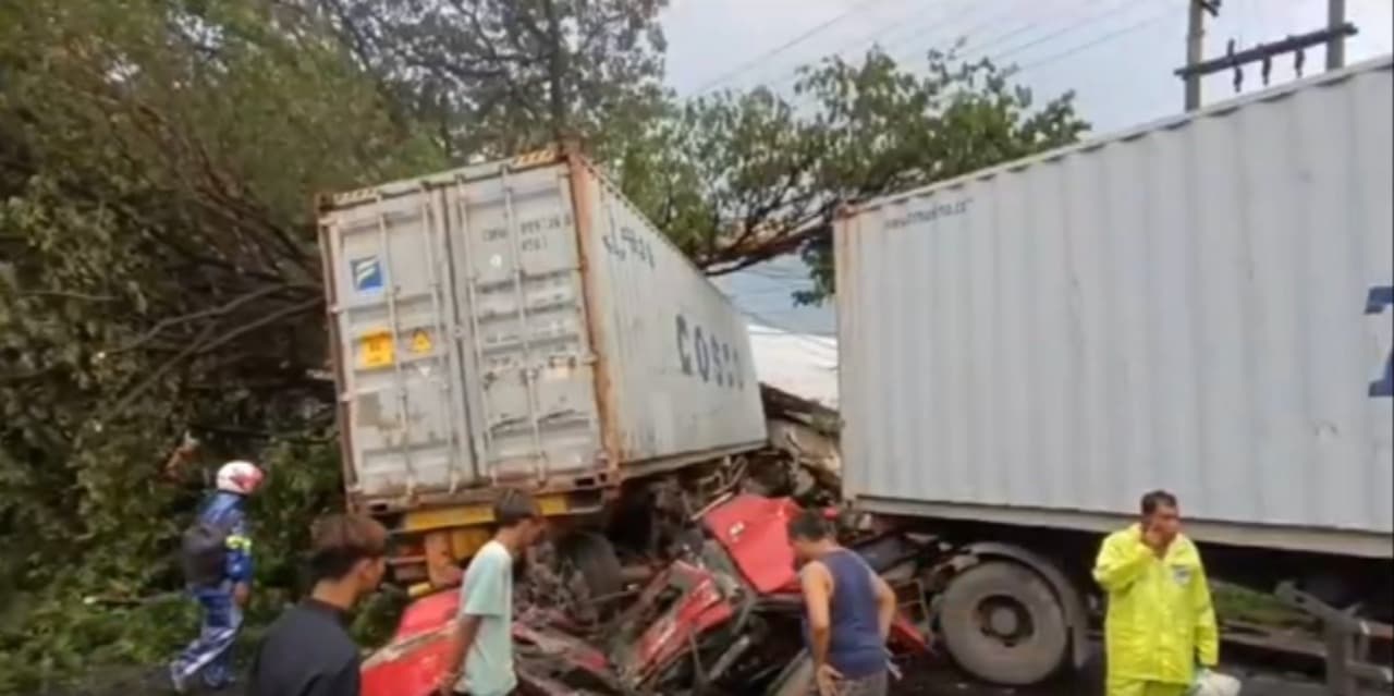 Truk Kontainer Seruduk Truk Kontainer dan 2 Pemotor di Pasuruan, Satu Orang Tewas