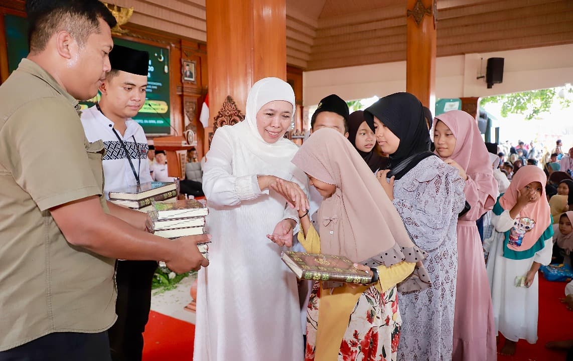 Meraih Berkah Ramadhan, Khofifah bersama Baznas Santuni 500 Yatim dan Dhuafa di Kota Mojokerto