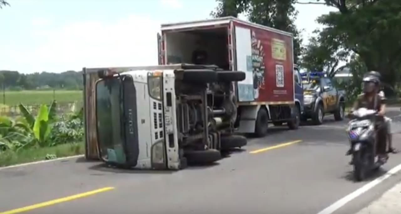 Hindari Pemotor, Truk Muat Sabun Terguling di Jalur Ngawi-Magetan