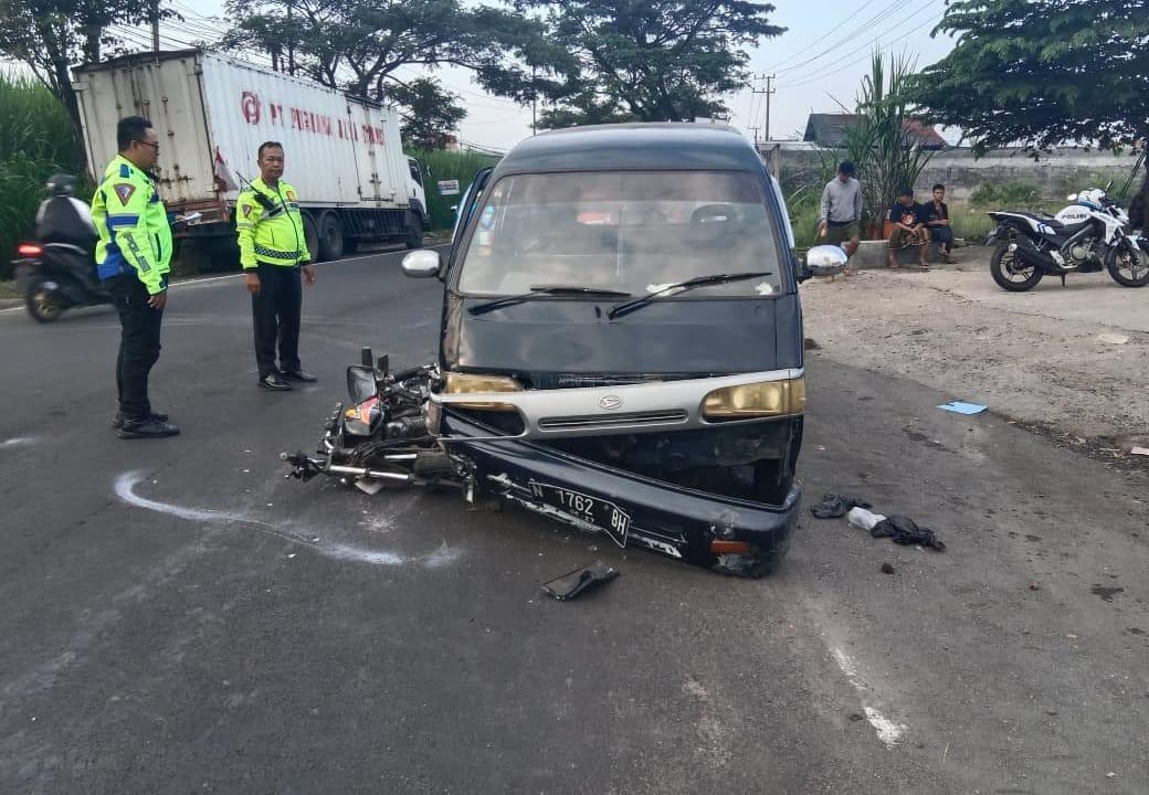 Hilang Kendali, Pemotor GL Pro Tewas Ditabrak Zebra di Malang