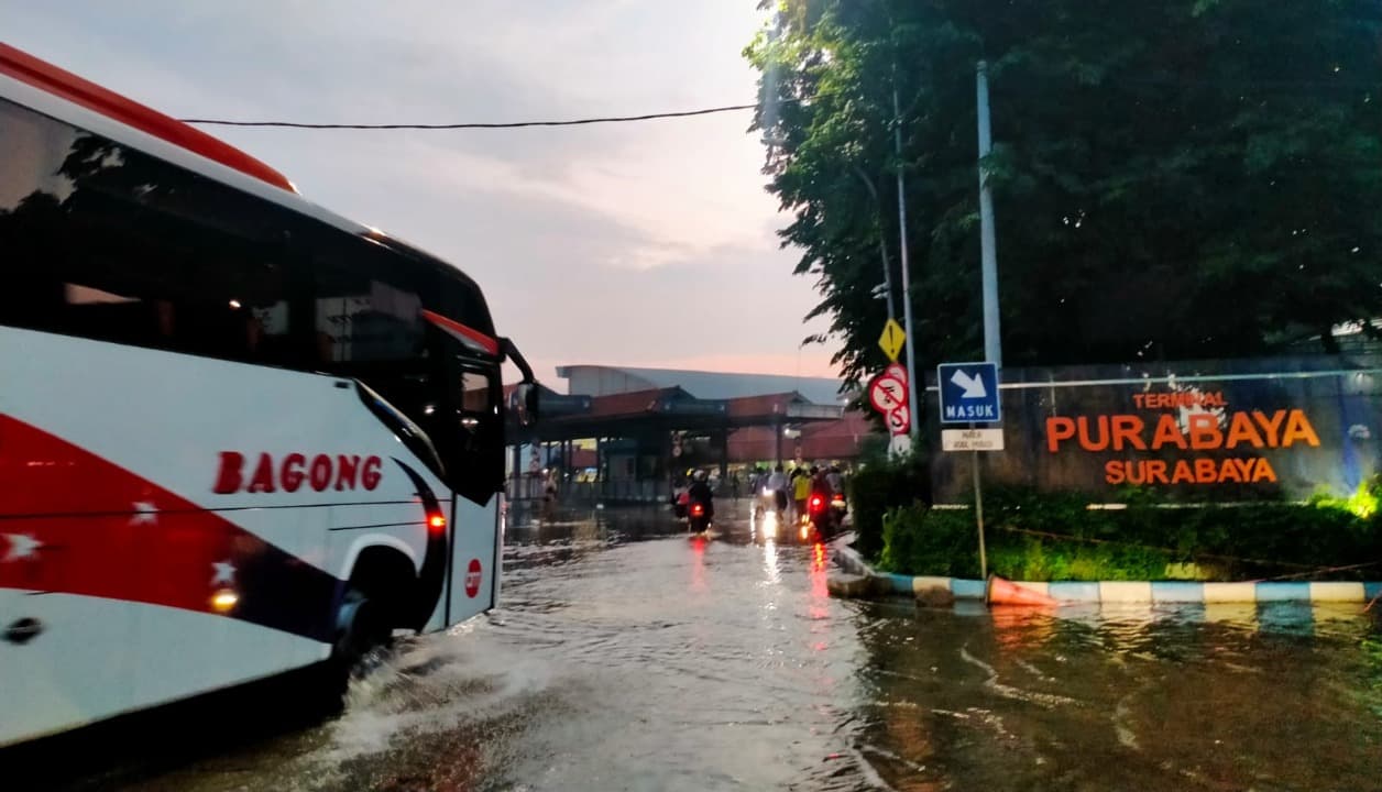 Diprediksi Puncak Arus Mudik, Terminal Purabaya Tergenang Banjir