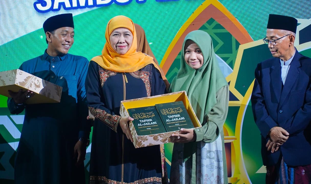 Bagikan Tafsir Al-Jailani pada Para Qori’, Khofifah Ajak GenZi Jadi Generasi Cinta Al Qur’an