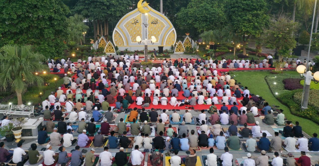 Sholat Idul Fitri di Taman Surya, Wali Kota Eri Siap Bentuk Kampung Madani di Surabaya
