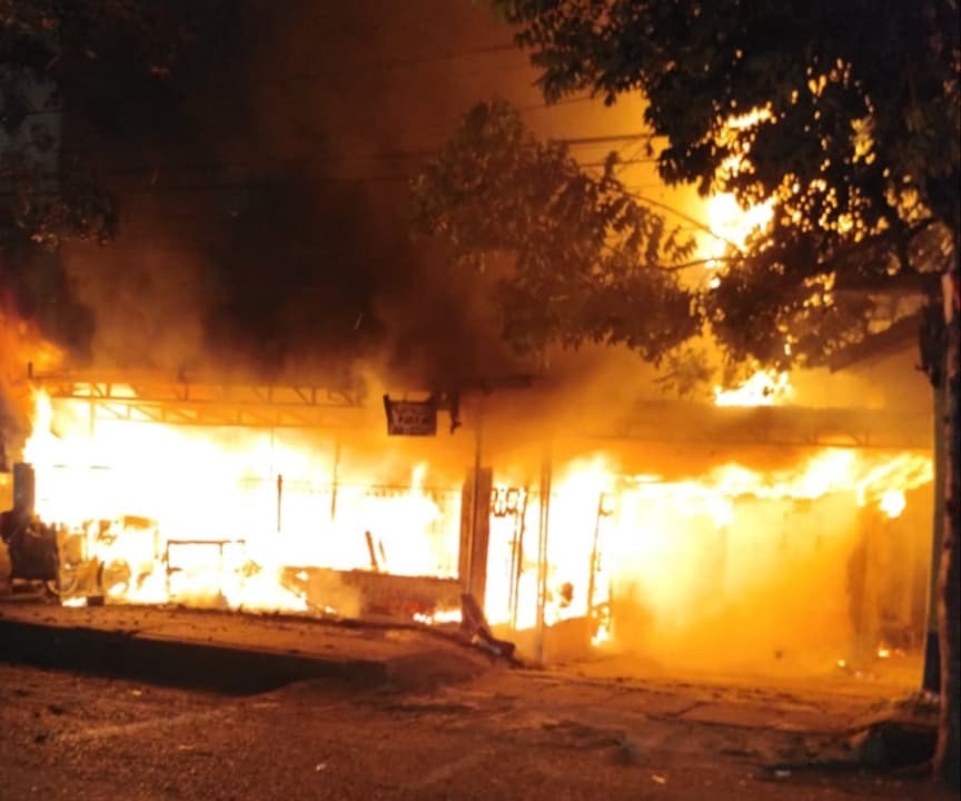 Barang Rongsokan Terbakar, Toko Susu di Tembok Dukuh Ikut Terbakar