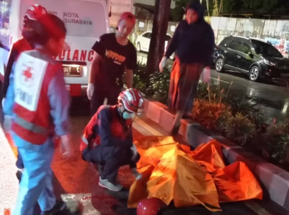 Tabrak Pohon di Jalan Sidorame, Pemotor Trail di Surabaya Tewas