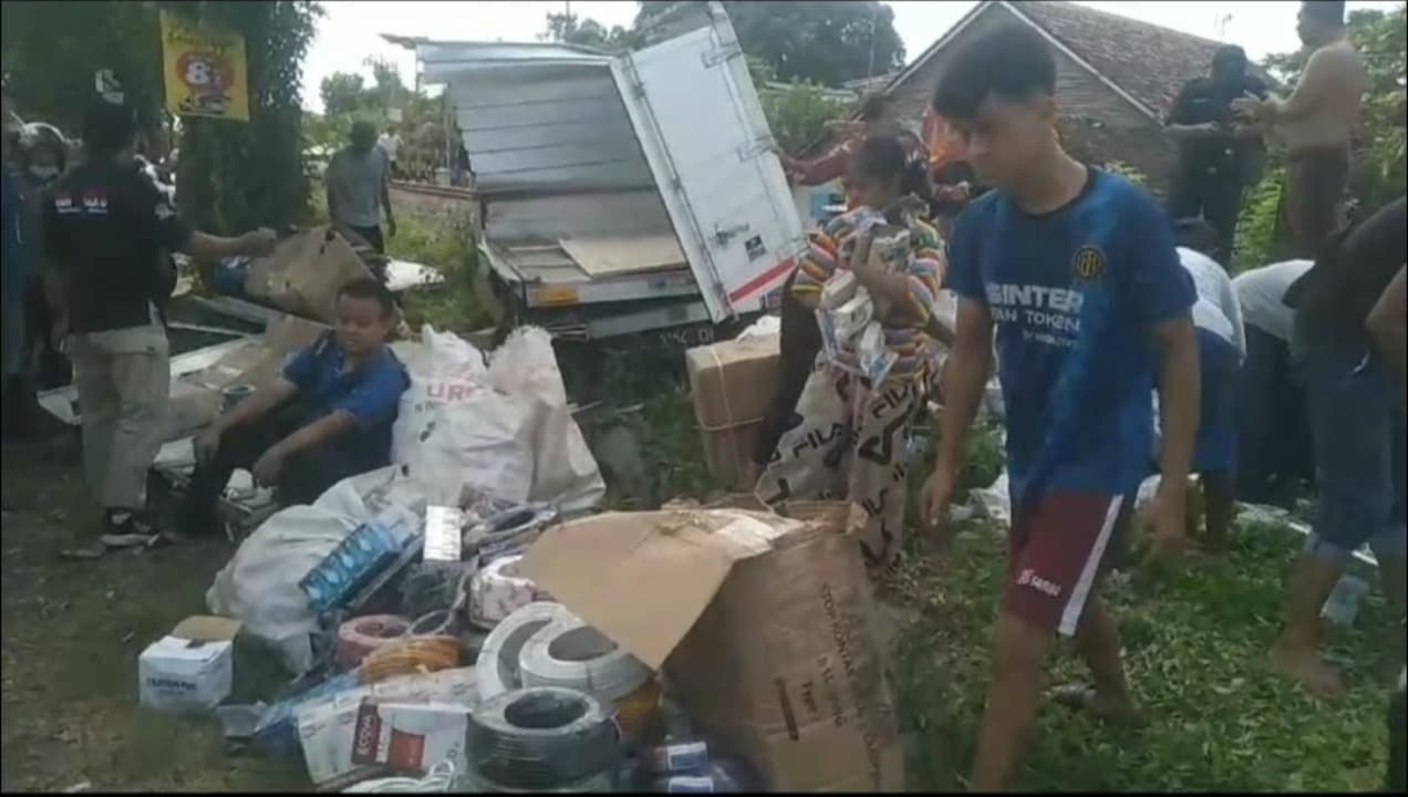 Hindari Pemotor Nyebrang, Truk Boks Terguling ke Perlintasan Kereta Api