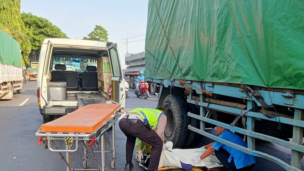 Nyalip Disela-sela Kemacetan, Pemotor Scoopy Tewas Terlindas Truk di Lamongan