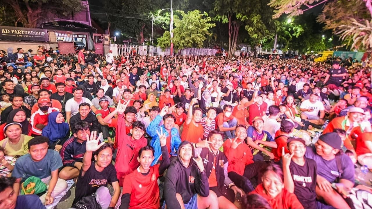 Diluar Ekspektasi, 17 Ribu Lebih Suporter Nobar Timnas Indonesia Vs Uzbekistan di Balai Kota Surabaya