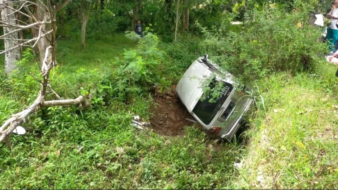 Mobil Rombongan Wisata Sarangan Terjun Ke Sungai, 8 penumpang selamat