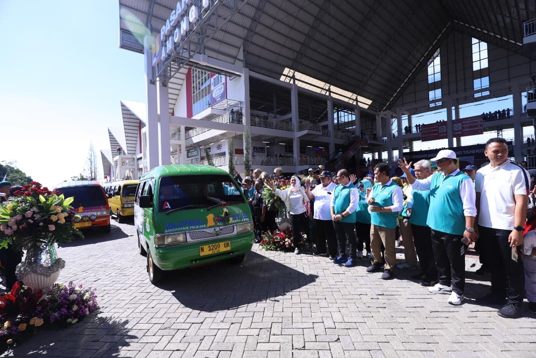 Moment Hardiknas, Pelajar di Kota Batu Naik Angkot Gratis