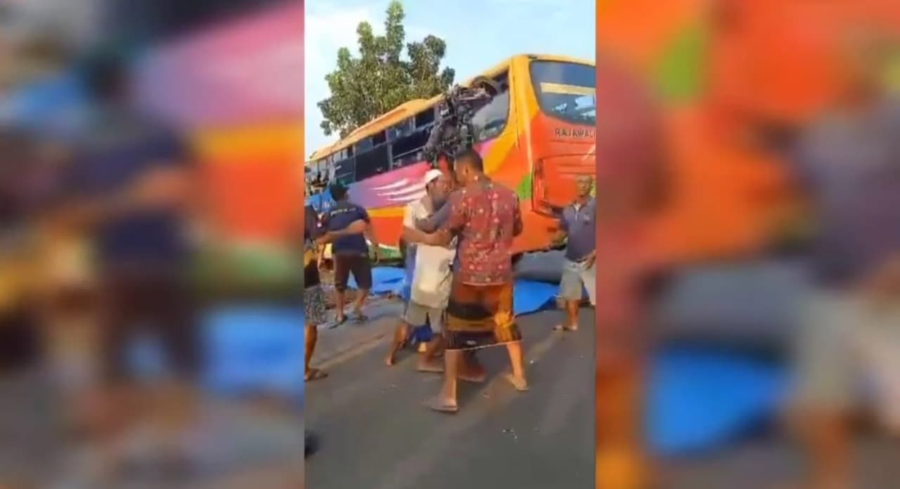 Laka Bus vs Motor di Bojonegoro, Dua Orang Meninggal di TKP