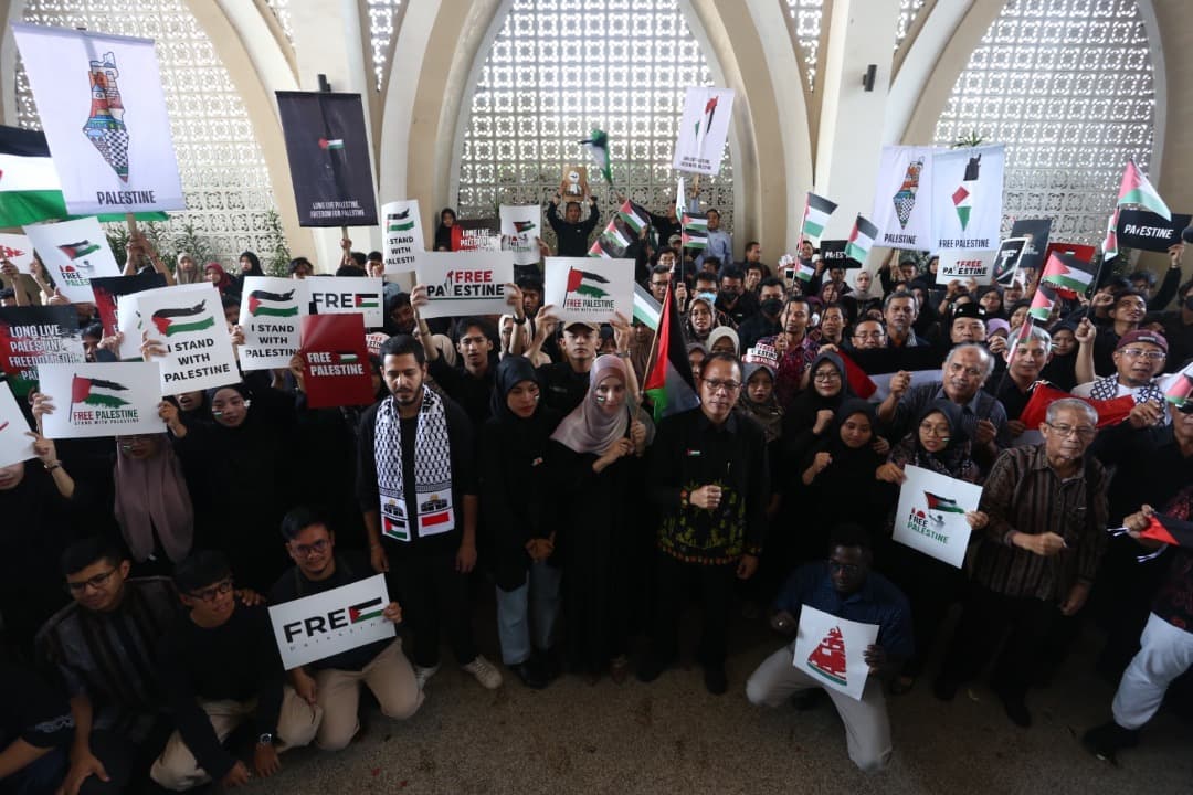 Mahasiswa Palestina Bacakan Puisi “Tanah Ini Milik Kami” di Aksi Bela Palestina di UM Surabaya