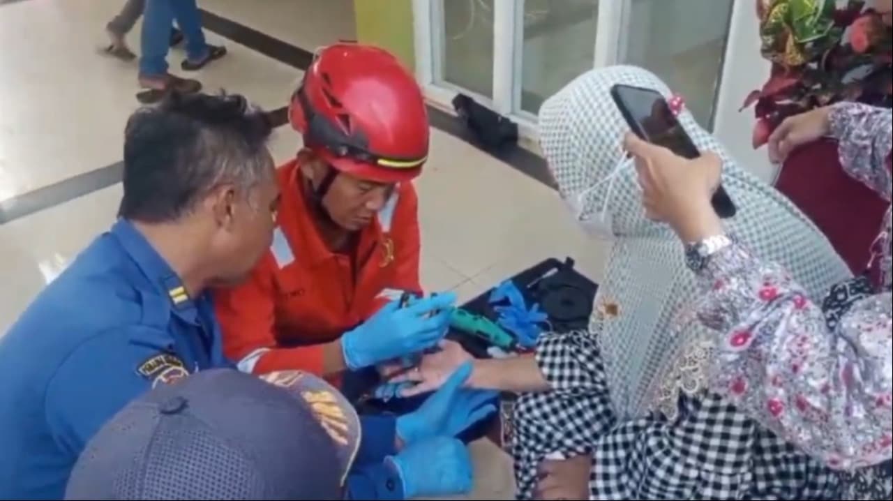 Jari Emak Emak di Tuban Infeksi dan Bengkak Akibat Tersangkut Cincin