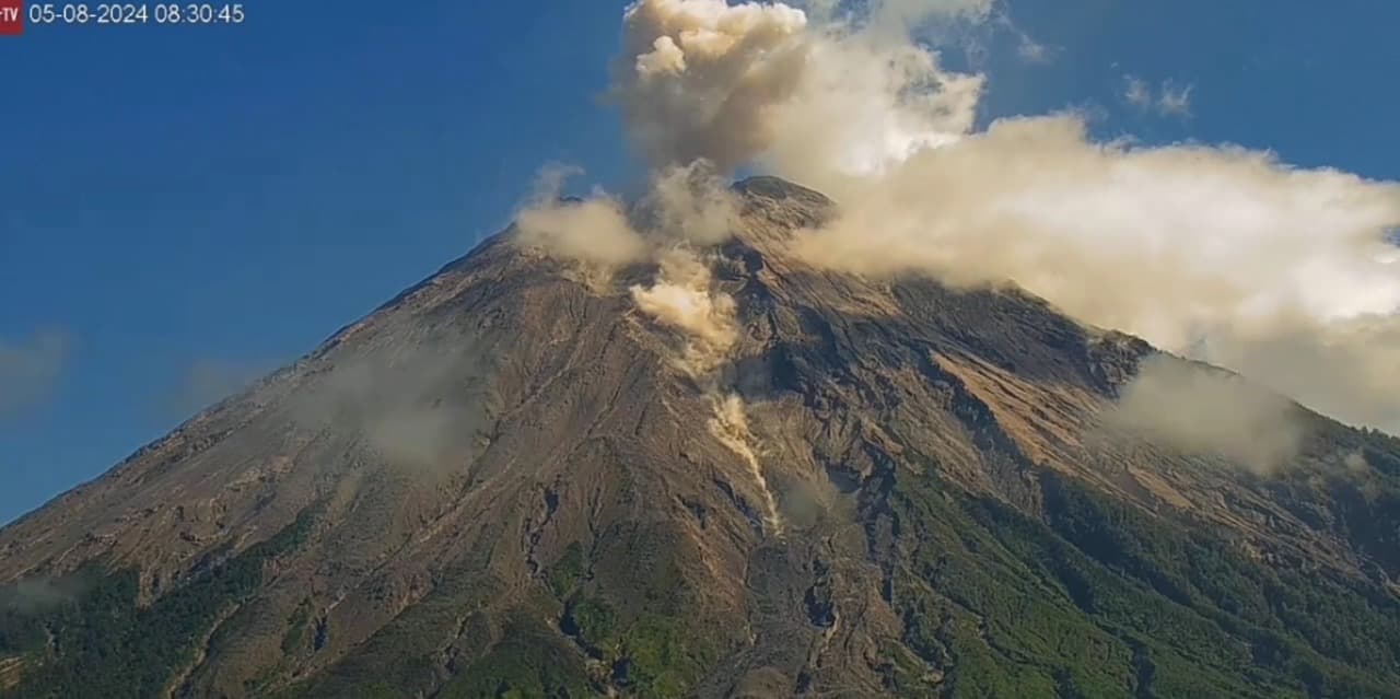 Semeru Alami Erupsi Guguran dan Letusan Mencapai 1000 Meter