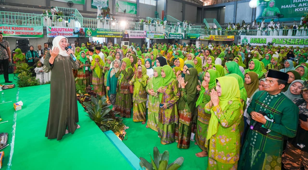 Jelang Keberangkatan Haji, Khofifah Ajak CJH Jatim Doakan Perdamaian Dunia saat Wukuf di Arofah