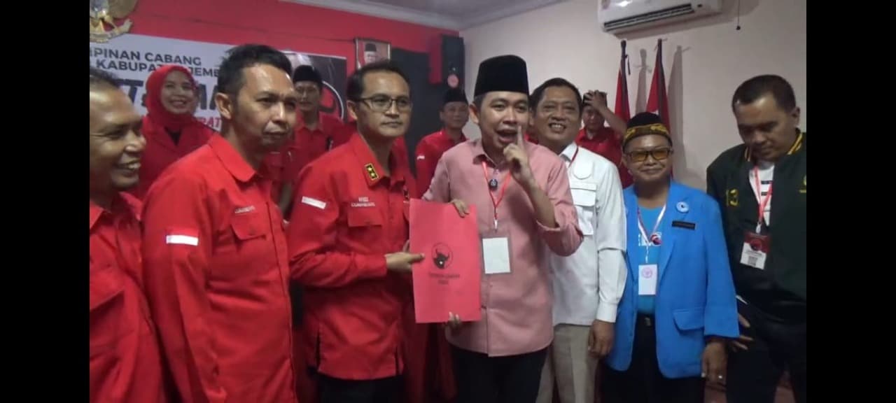 Didampingi Pimpinan 4 Partai, Gus Fawait Kembalikan Formulir Bacabup Jember ke PDI Perjuangan