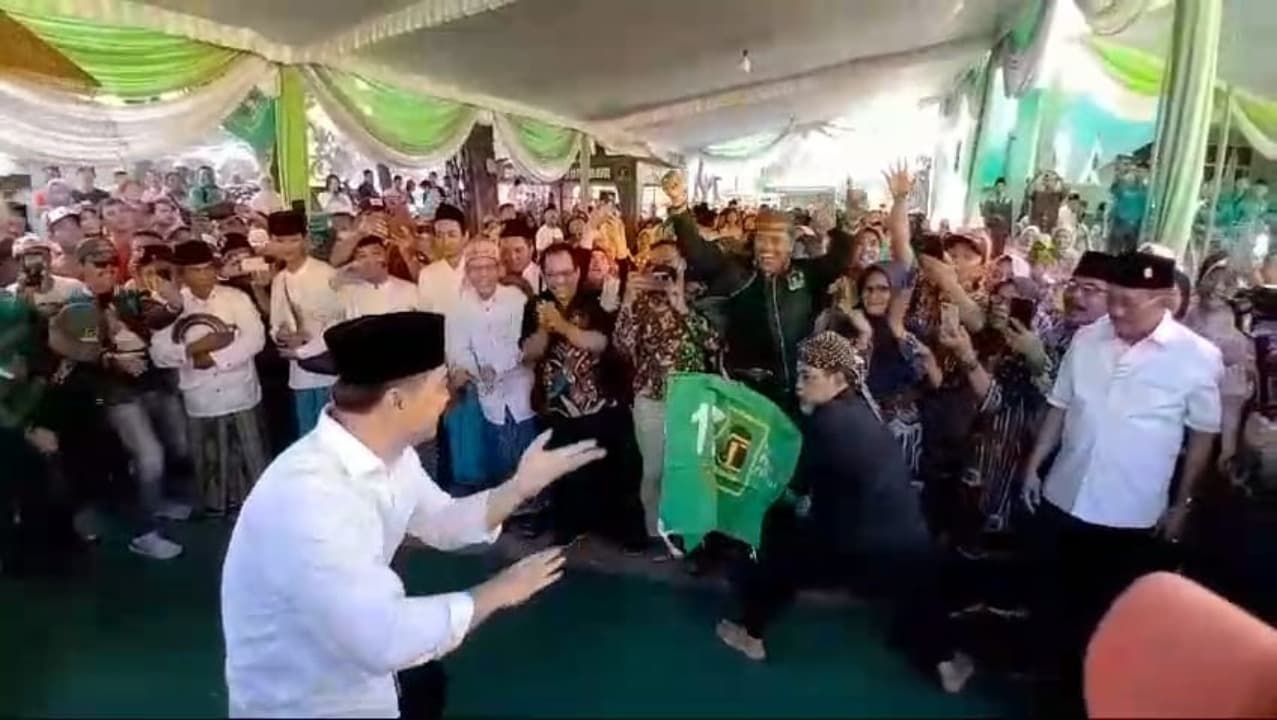 Serahkan Formulir Pendaftaran di PPP, Eri-Armuji Disambut Pencak Pegon