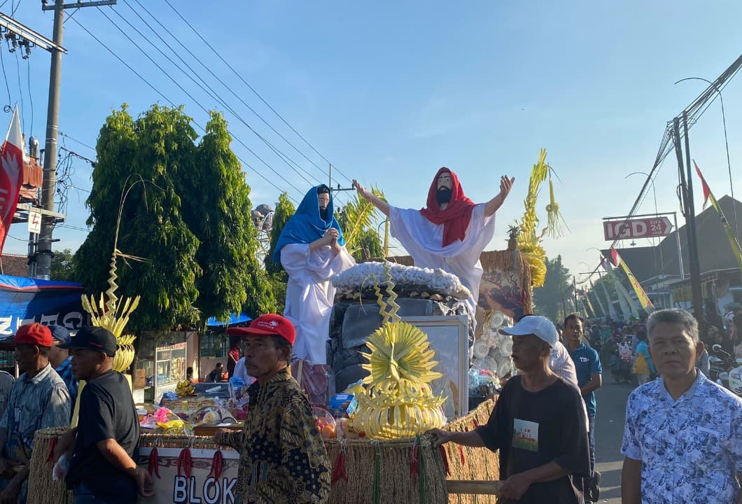 Rayakan Hari Unduh-Unduh, Jemaat GKJW di Jombang Arak Hasil Bumi