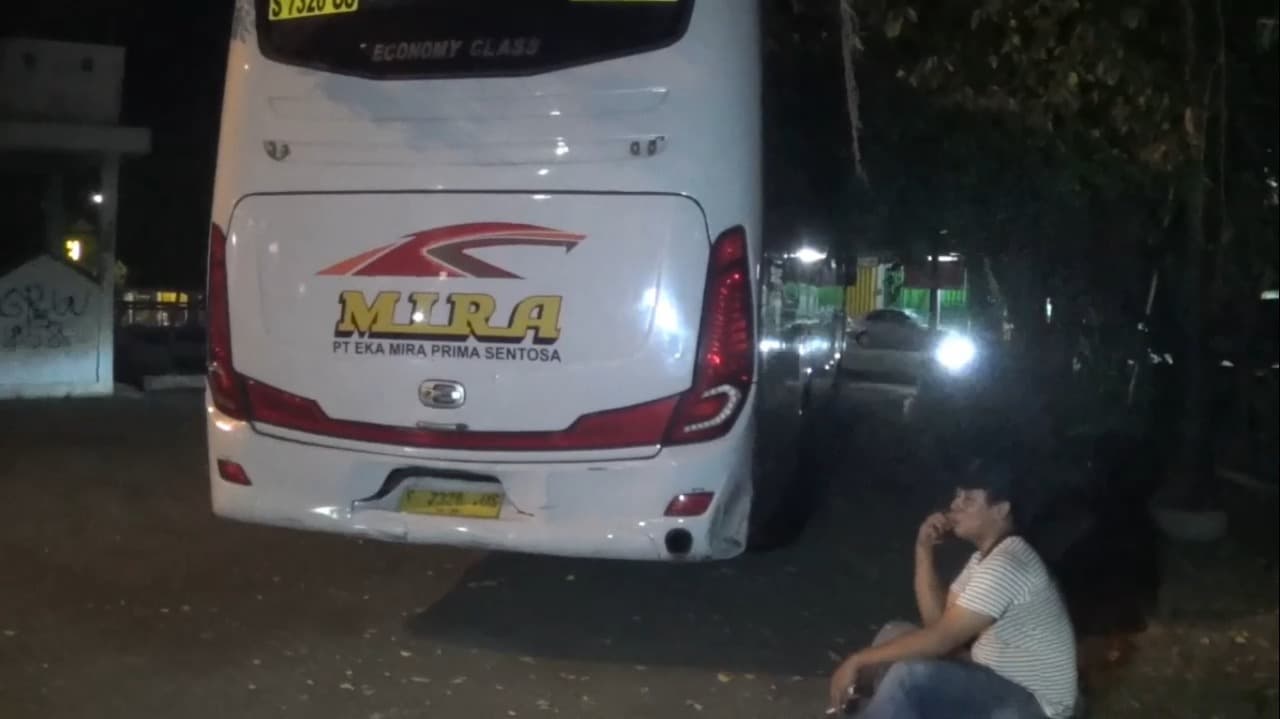 Ugal-ugalan Tabrak Sedan, Sopir Bus Mira Nyaris Dihajar Massa di Ngawi