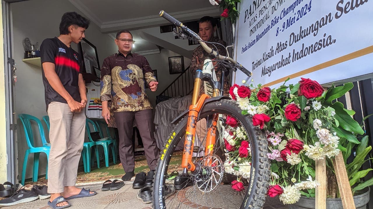 PJ Walikota Batu Beri Penghargaan Pandu Satria, Atlet Downhill yang Berprestasi di Malaysia