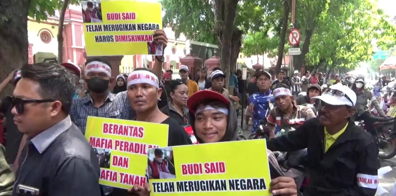 Puluhan Massa Demo di PN Surabaya Minta Eksekusi di Jalan HR Muhammad Dijalankan