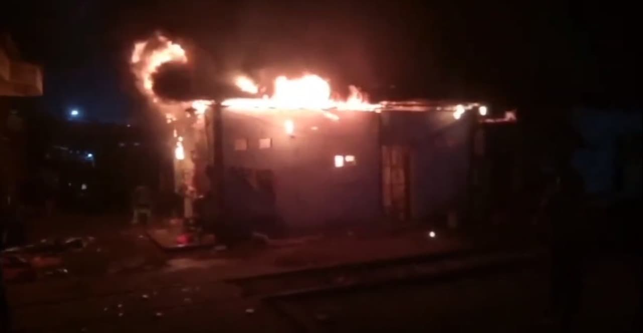 Diduga Korsleting Listrik, 7 Rumah di Ambengan Ludes Terbakar