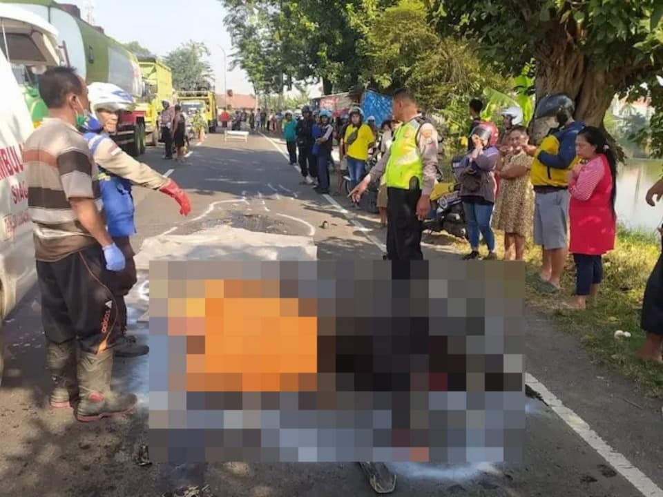 Dua Pemotor Bersenggolan, Satu Orang Tewas Terlindas Trailer di Balongbendo