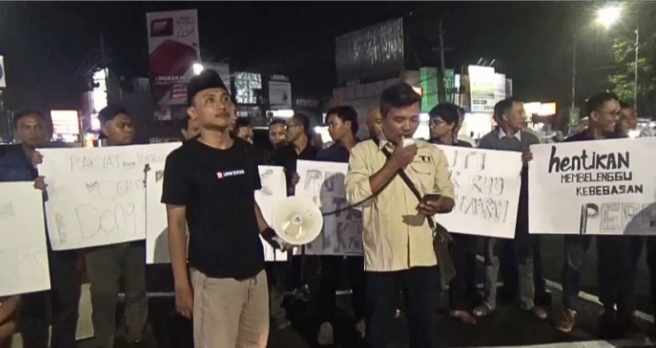 Tolak RUU Penyiaran, Puluhan Jurnalis di Jember Jalan Mundur