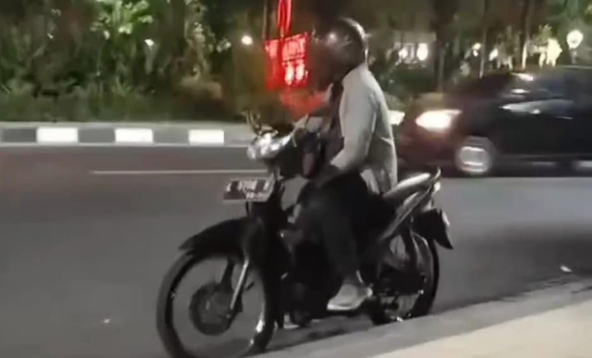 Viral, Seorang Pria Pamer Kelamin di Atas Motor