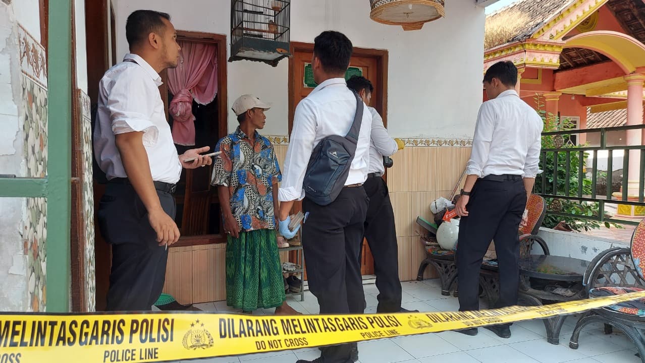 Tim Inafis Gelar Olah TKP Rumah Buruh Tani di Pasuruan Dilempar Bondet