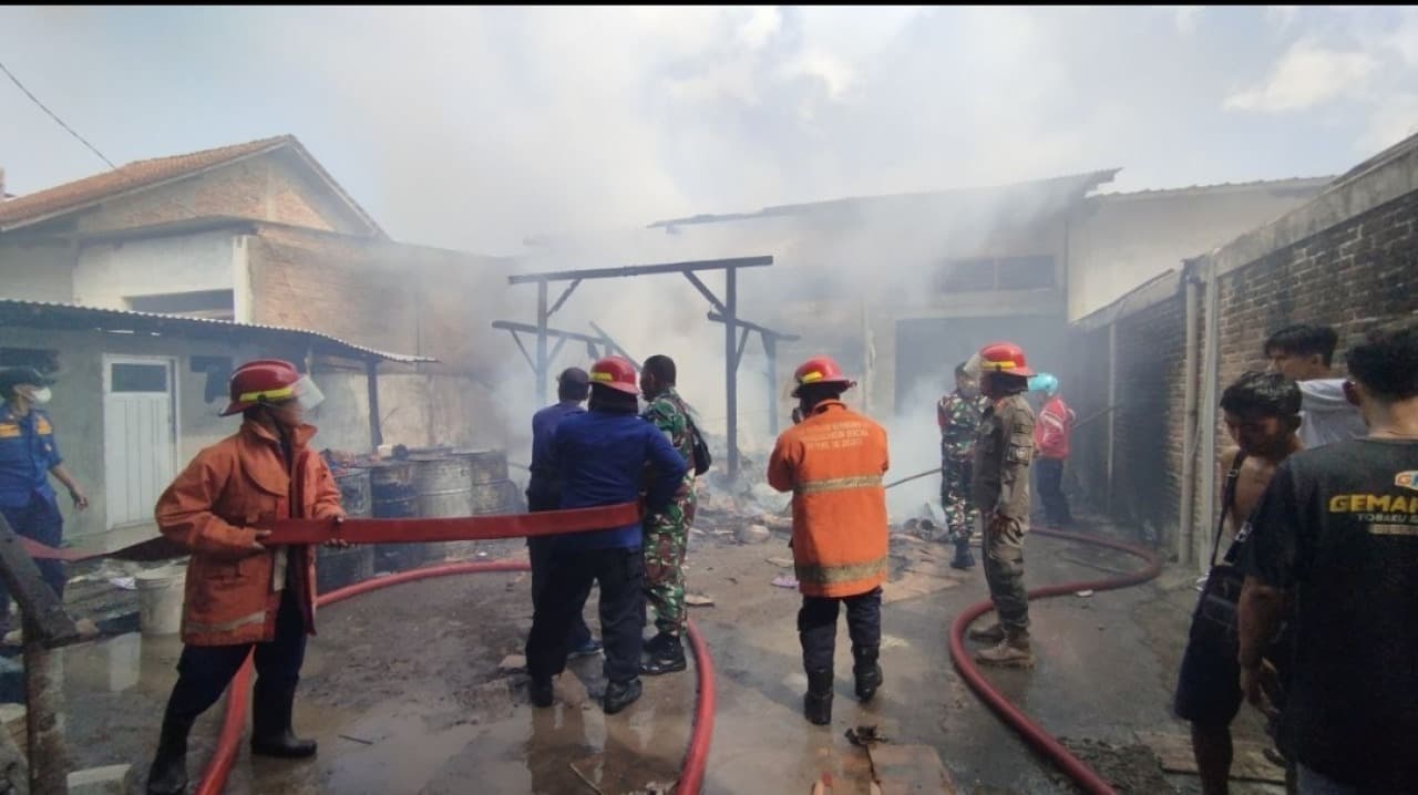 Gudang Sembako di Pacitan Terbakar, Kerugian Capai Ratusan Juta Rupiah