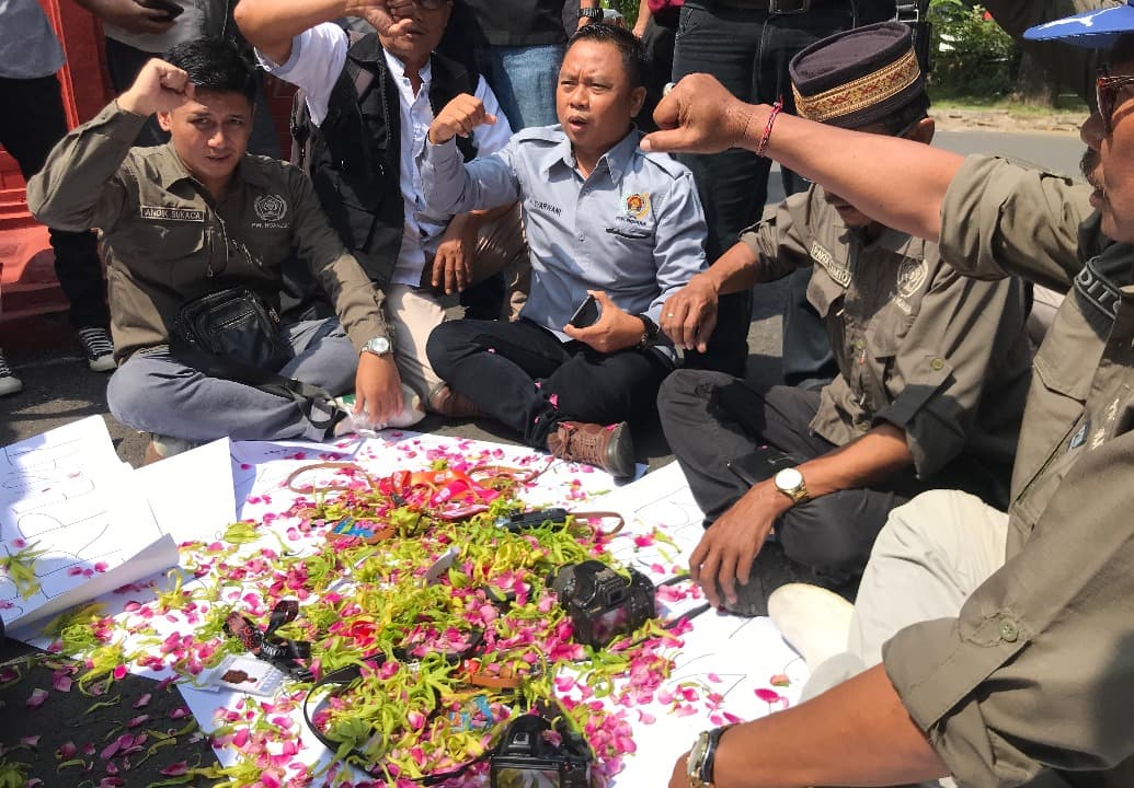 Tolak RUU Penyiaran, Wartawan di Nganjuk Gelar Tabur Bunga di Depan DPRD