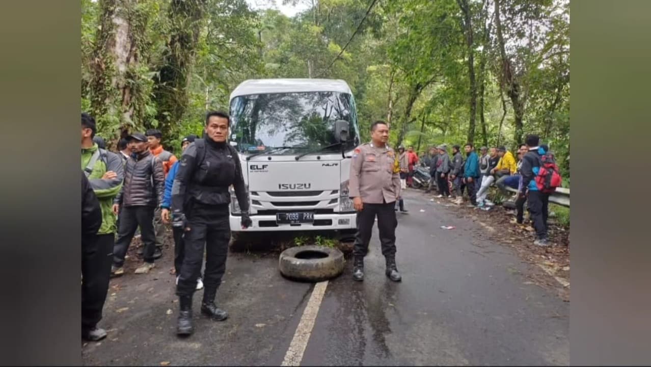 Diduga Rem Blong, Minibus Angkut 13 WNA China Terguling di Jalur Ijen