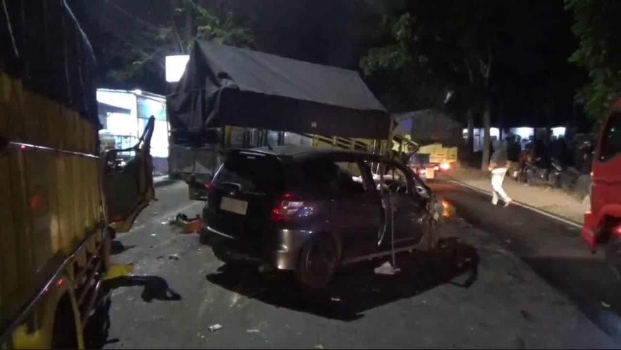 Minibus Tabrak Truk Muatan Beras, 2 Orang Tewas