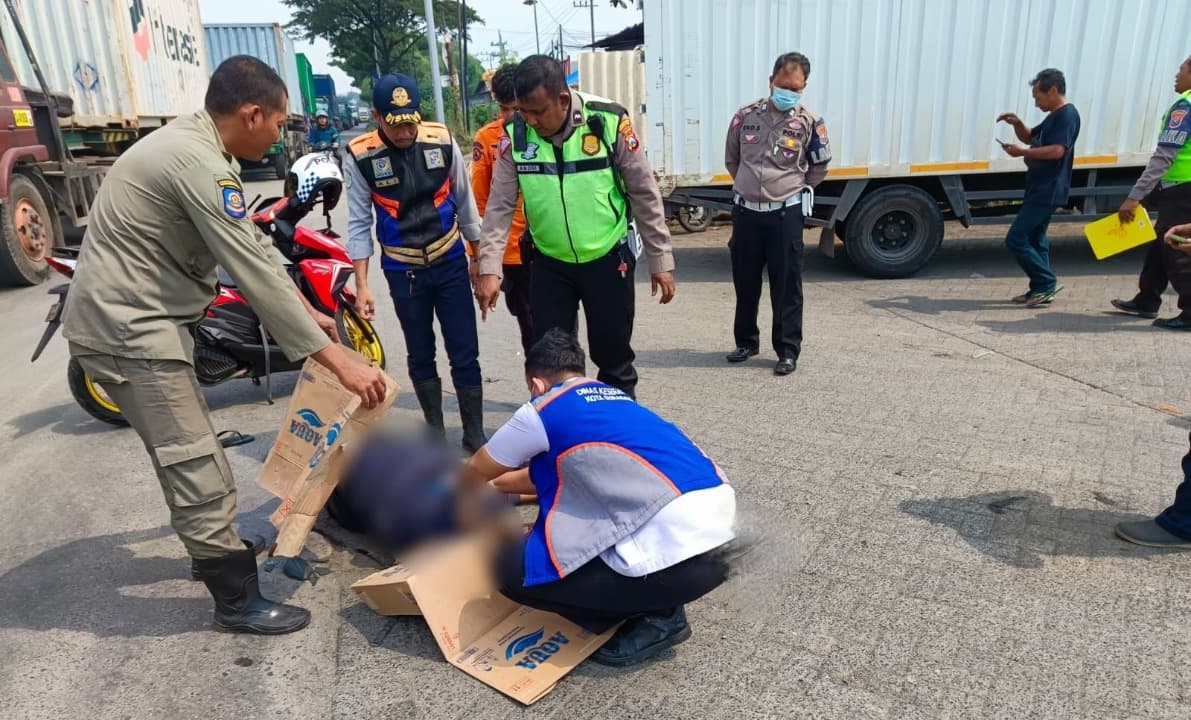 Tragis, Pengendara Motor Tewas Tabrak Truk Trailer di Jalan Greges