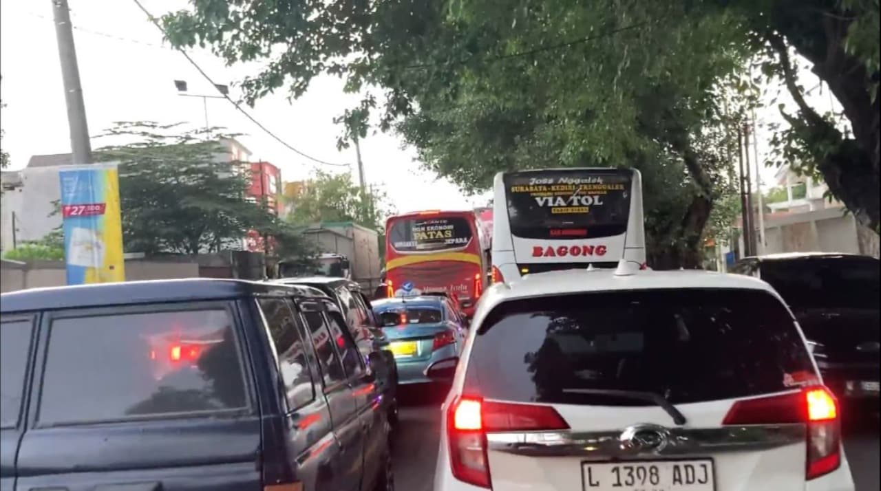 Pertigaan Medaeng Macet Parah, Warga Protes Pengelola Terminal Purabaya