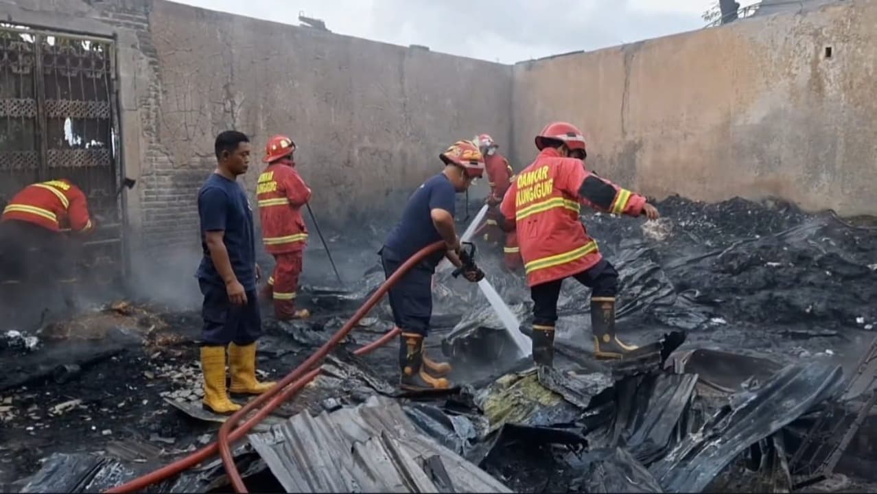 Gudang Barang Bekas dI Tulungagung Ludes Terbakar