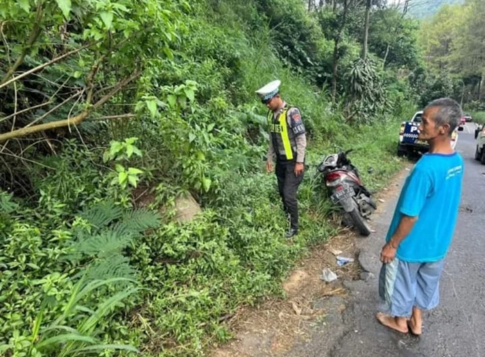 Satu Keluarga Tabrak Pick Up, Ayah Tewas, Istri dan Anak Selamat