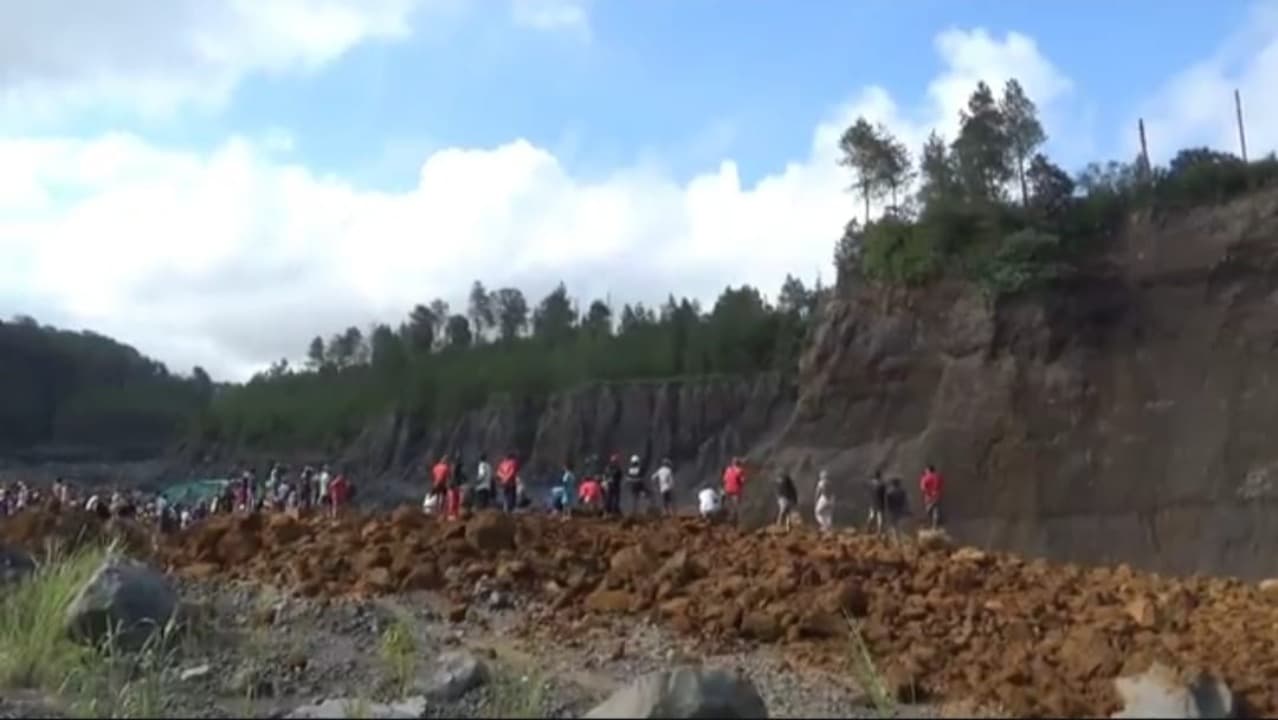 Tebing di Pronojiwo Lumajang Longsor Timbun 4 penambang dan 2 Truk