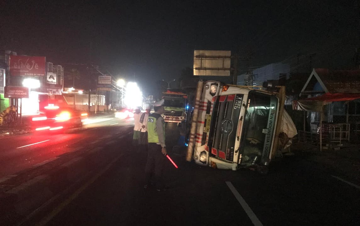 Sopir Mengantuk, Truk Tabrak Median Hingga Terguling di Lawang