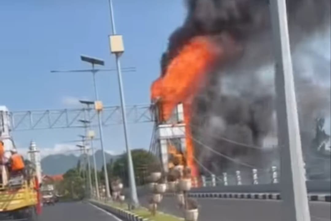 Diduga Akibat Korsleting Listrik, Gapura Jembatan Brawijaya Kediri Terbakar