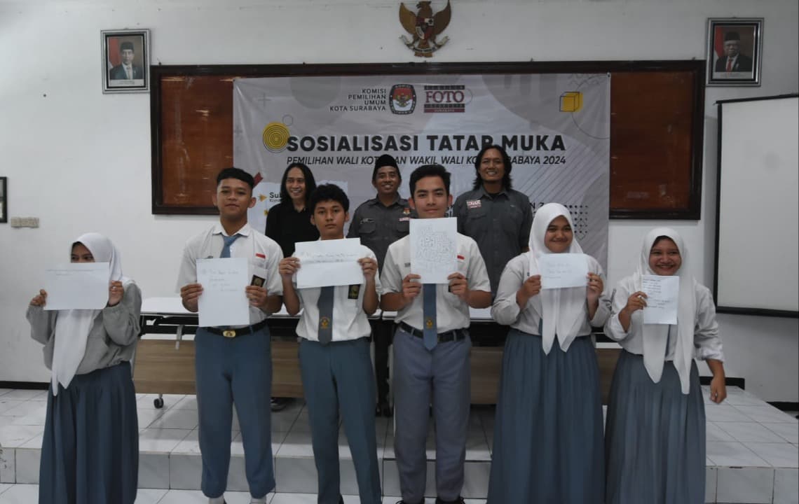 Tingkatkan Pemilih Pemula, KPU Surabaya-Pewarta Foto Sosialisasi Pemilu di SMA Wijaya Putra